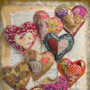 Puede incluir: Una colección de corazones de tela hechos a mano en varios colores y patrones, incluyendo rojo, rosa, morado, naranja y marrón. Los corazones están dispuestos en una hoja de música vintage con un fondo dorado.