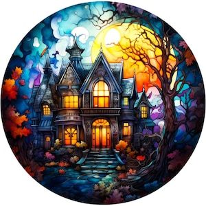 Puede incluir: Una ilustración de estilo vitral de una gran casa victoriana azul oscuro y gris con una luna naranja brillante y un gran árbol en el fondo. La casa tiene muchas ventanas con luz amarilla cálida que brilla a través.