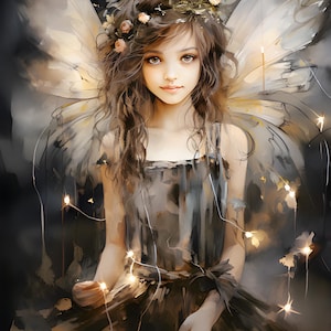 Puede incluir: Una joven con el pelo largo y castaño y una corona de flores lleva un vestido negro fluido y delicadas alas de mariposa. Sosteniendo una cadena de luces en sus manos, crea una atmósfera mágica y etérea.