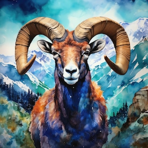 Può includere: Un dipinto ad acquerello di una capra di montagna marrone e bianca con grandi corna ricurve. La capra è in piedi davanti a uno sfondo ad acquerello blu e bianco con montagne in lontananza.