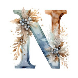 Peut inclure: Illustration à l'aquarelle de la lettre « N » ornée de feuillage d'hiver. La lettre est peinte dans des tons de bleu et de brun, avec des touches de baies et de feuilles. Le design a un aspect doux et artistique.