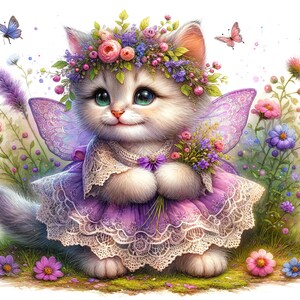 Puede incluir: Ilustración caprichosa de un gatito vestido de hada, con un vestido morado con adornos de encaje y alas a juego. El gatito tiene una corona floral y está rodeado de coloridas flores y mariposas.