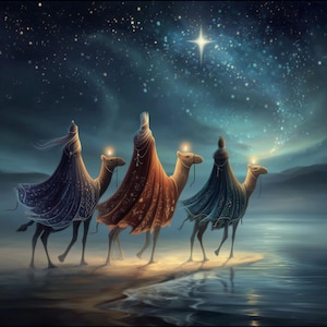Può includere: Una rappresentazione artistica dei Re Magi a cavallo di cammelli, illuminati da una stella luminosa nel cielo notturno. Gli uomini indossano vesti fluenti blu, arancioni e dorate, con un sereno paesaggio costiero sullo sfondo.