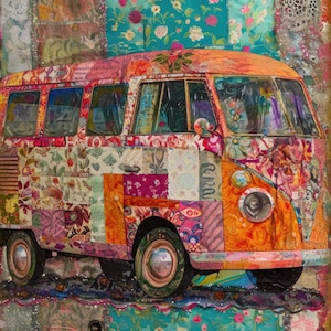Puede incluir: Un autobús Volkswagen vintage decorado con tela de patchwork de colores. El autobús está pintado de naranja y tiene un techo blanco. La tela es una mezcla de patrones florales, formas geométricas y diseños paisley. El autobús está sentado sobre un fondo de recortes de tela de colores.