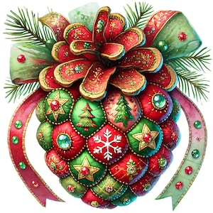 Puede incluir: Un adorno navideño rojo, verde y dorado con forma de piña. El adorno está cubierto de cuadrados de tela con varios diseños, incluyendo estrellas, copos de nieve y árboles de Navidad. El adorno está coronado con un lazo rojo y una rama de pino verde.