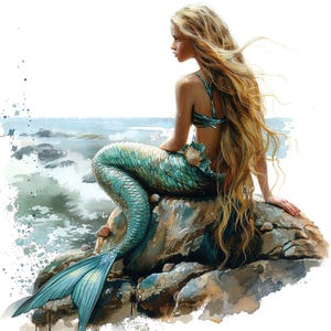 Puede incluir: Una sirena con el pelo largo y rubio se sienta en una roca con su cola en el agua. El agua es azul y verde y hay olas rompiendo en el fondo.