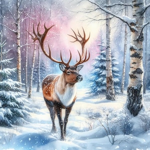 Könnte beinhalten: Ein Aquarellgemälde eines Rentiers in einem verschneiten Wald. Das Rentier hat ein großes Geweih und ist braun und weiß. Der Wald hat schneebedeckte Bäume und einen weichen, rosa und blauen Himmel.
