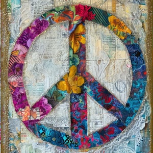 Pode incluir: Um sinal de paz colorido feito de retalhos de tecido e renda, sobre um fundo de recortes de jornais antigos e acentos dourados.