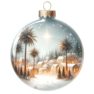Può includere: Una palla di Natale in vetro trasparente con una scena invernale all'interno. La scena raffigura un villaggio con palme, neve e una stella luminosa. L'ornamento ha un cappuccio dorato e un anello per appenderlo.