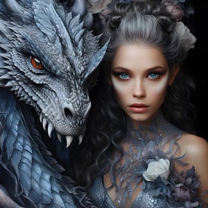 Pode incluir: Uma mulher com cabelo comprido e escuro e olhos azuis está vestindo um vestido prateado e azul com um design floral. Ela está segurando uma grande cabeça de dragão azul em seus braços. O dragão tem uma expressão feroz e dentes afiados.