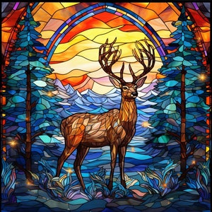 Könnte beinhalten: Eine Buntglasillustration eines Hirsches, der in einem Wald mit Sonnenuntergang im Hintergrund steht. Der Hirsch ist braun mit großen Geweihen und steht auf einer Wiese mit blauen und violetten Blumen. Der Hintergrund ist ein blauer und grüner Wald mit Sonnenuntergang im Hintergrund.