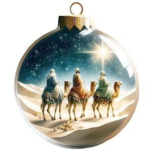 Può includere: Un ornamento di Natale in vetro con una rappresentazione dei tre re magi che cavalcano cammelli attraverso un paesaggio desertico sotto un cielo stellato. Una stella brillante brilla nel cielo sopra di loro.