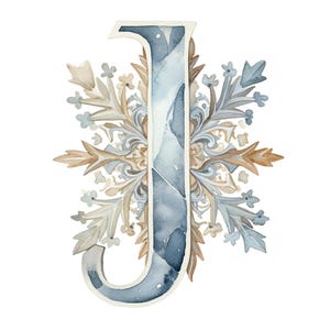 Peut inclure: Illustration à l'aquarelle de la lettre "J" dans des tons de bleu et de gris, avec un motif floral décoratif. La lettre est ornée d'un arrangement de feuilles et d'éléments floraux en forme de flocon de neige, dans des tons sourds de beige, de gris et de bleu.