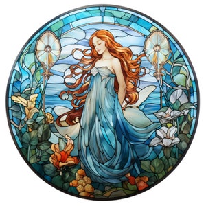 Può includere: Una finestra in vetro colorato che raffigura una donna con lunghi capelli rossi che indossa un vestito blu. La donna è circondata da fiori e foglie. La finestra è incorniciata in nero.