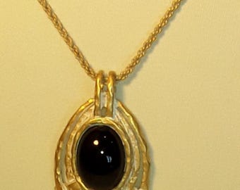 Conjunto de collar y pendientes vintage de oro cepillado con piedras de ónix creadas en laboratorio.