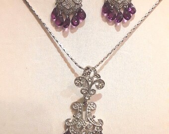 Conjunto vintage de pendientes y collar con colgante de flor de lis y zafiro morado.