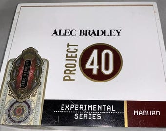 Caja de puros de madera Alec Bradley Project 40 Experimental Series, 18 x 16,5 x 7,6 cm