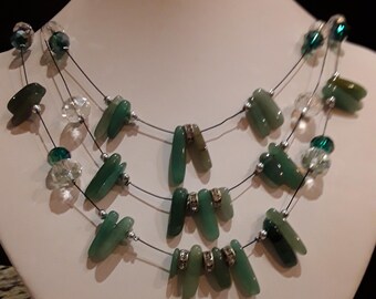 Collar de piedra de jade natural de tres hebras hecho a mano (19 pulgadas) con espaciadores de diamantes de imitación y cuentas de cristal Swarovski.