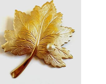 For Women - Vintage Gold Tone Metal Leaf and Pearl Brooch Unsigned Estate Pin