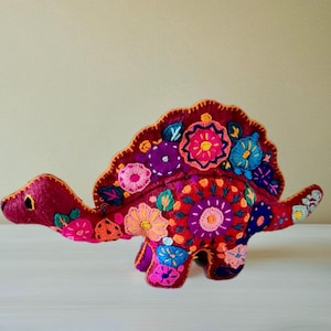 Peluche de dinosaurio hecho a mano – Colección / Dinosaurio de fieltro bordado colorido / 25 cm / Regalo artesanal mexicano