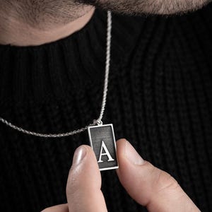 Collar con letra A en plata de ley 925 para hombre, diseño especial y cadena de 60 cm.
