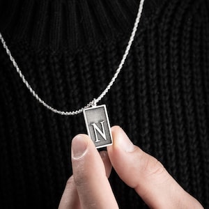 Collar con la letra N en plata de ley 925 para hombre, diseño especial y cadena de 60 cm.