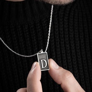 Collar con letra D en plata de ley 925 para hombre, diseño especial y cadena de 60 cm.