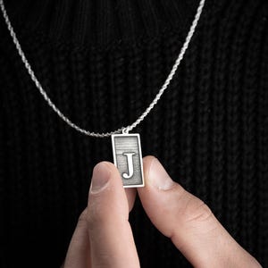 Collar con la letra J en plata de ley 925 para hombre, diseño especial y cadena de 60 cm.
