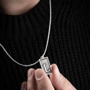 Collar con letra L en plata de ley 925 para hombre, diseño especial y cadena de 60 cm.