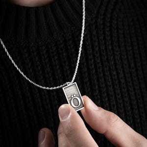 Collar con la letra Ö en plata de ley 925 para hombre, diseño especial y cadena de 60 cm.
