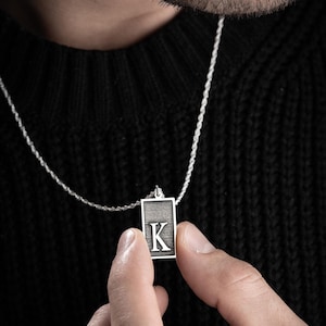 Collar con la letra K en plata de ley 925 para hombre, diseño especial y cadena de 60 cm.