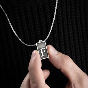 Collar con la letra F en plata de ley 925 para hombre, diseño especial y cadena de 60 cm.
