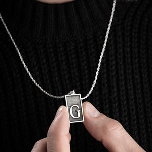 Collar con letra G en plata de ley 925 para hombre, diseño especial y cadena de 60 cm.