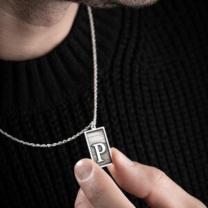 Collar con la letra P en plata de ley 925 para hombre, diseño especial y cadena de 60 cm.