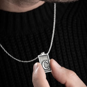 Collar con letra C en plata de ley 925 para hombre, diseño especial y cadena de 65 cm.