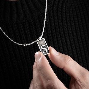 Collar con la letra S en plata de ley 925 para hombre, diseño especial y cadena de 60 cm.