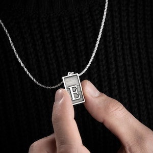 Collar con la letra E en plata de ley 925 para hombre, diseño especial y cadena de 60 cm.
