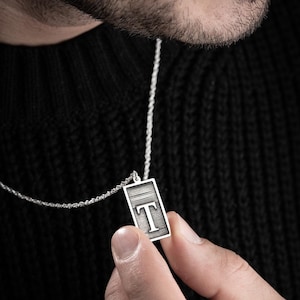Collar con letra T en plata de ley 925 para hombre, diseño especial y cadena de 60 cm.