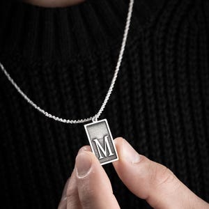 Collar con la letra M en plata de ley 925 para hombre, diseño especial y cadena de 65 cm.