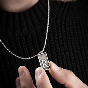 Collar con la letra R en plata de ley 925 para hombre, diseño especial y cadena de 60 cm.