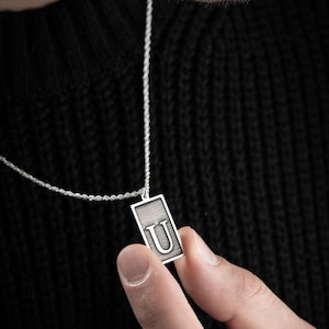 Collar con letra U en plata de ley 925 para hombre, diseño especial y cadena de 65 cm.