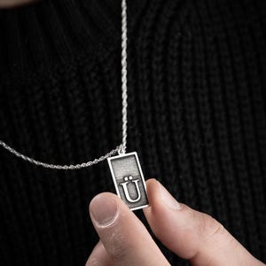 Collar con la letra Ü en plata de ley 925 para hombre, diseño especial y cadena de 60 cm.