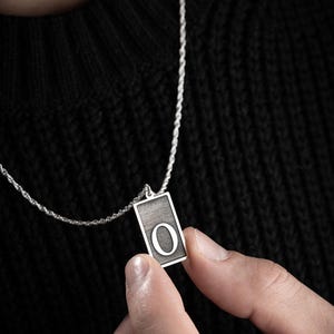 Collar con la letra O en plata de ley 925 para hombre, diseño especial y cadena de 60 cm.