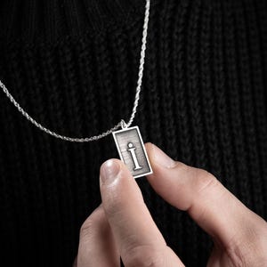 Collar con la letra I en plata de ley 925 para hombre, diseño especial y cadena de 60 cm.