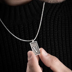 Collar con letra V en plata de ley 925 para hombre, diseño especial y cadena de 60 cm.