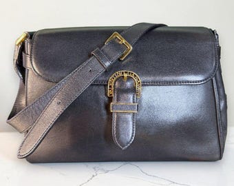 Bolso de hombro Valentino Garavani de piel vintage con hebilla icónica con logo dorado y certificado de autenticidad.