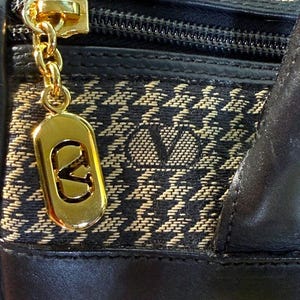 Bolso Valentino Garavani Vintage con logo de pata de gallo y ribete de cuero negro. Certificado de autenticidad. imagen 8