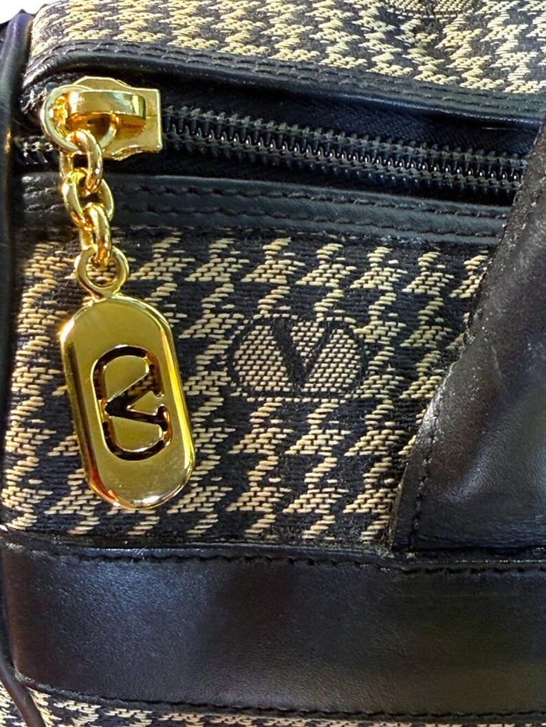 Bolso Valentino Garavani Vintage con logo de pata de gallo y ribete de cuero negro. Certificado de autenticidad. imagen 8