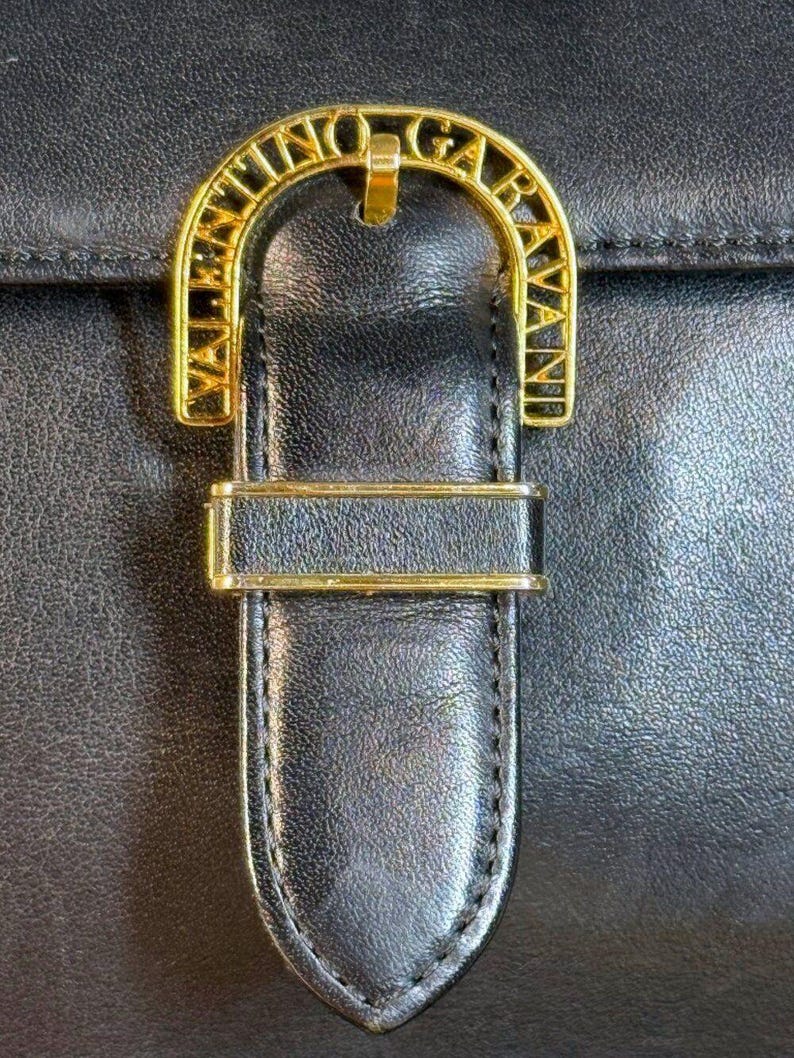 Valentino Garavani Vintage Leather Shoulder Bag w/Iconic Gold Logo Buckle & COA bild 4