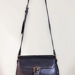 Valentino Garavani Vintage Leather Shoulder Bag w/Iconic Gold Logo Buckle & COA bild 2